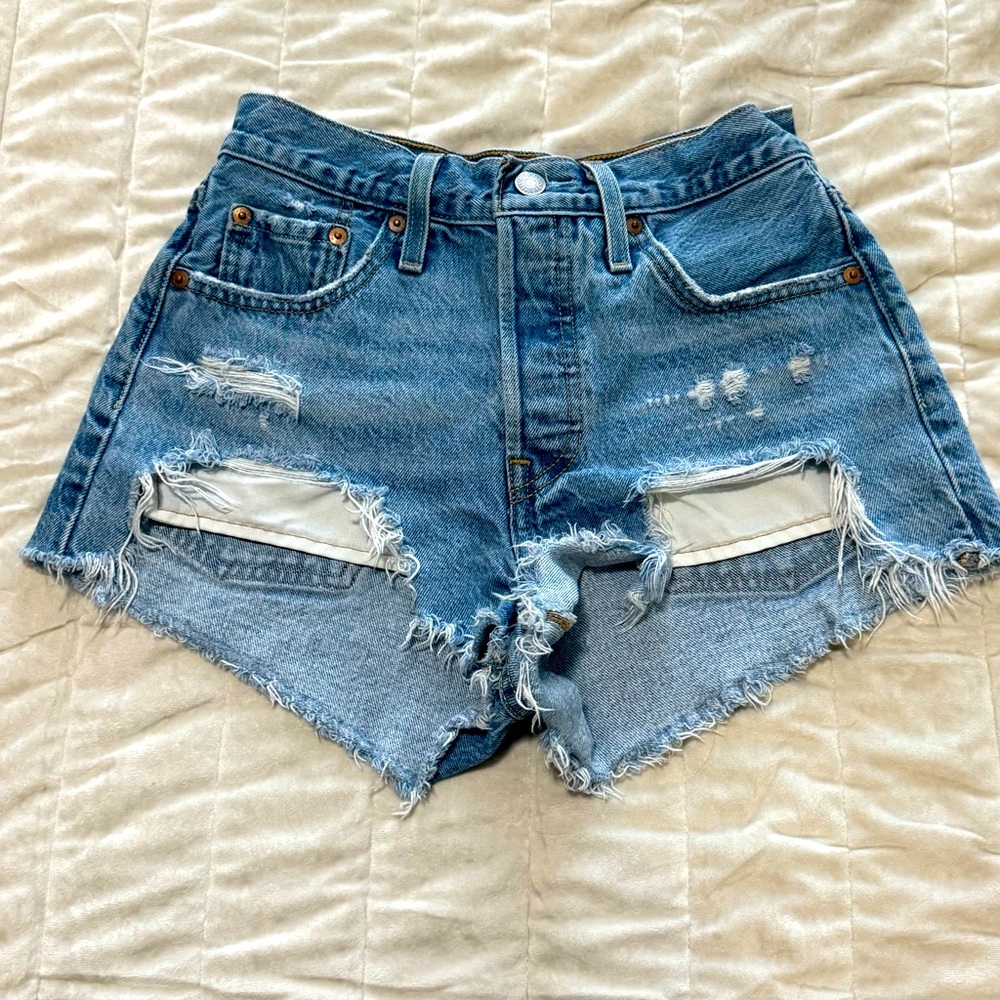 Women’s 501 Distressed Levi’s Shorts Size 25